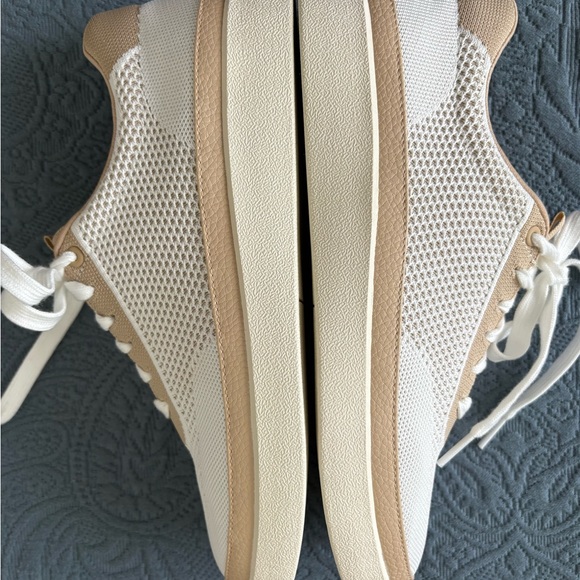 NEW Vionic Galia Sneakers - Picture 6 of 9